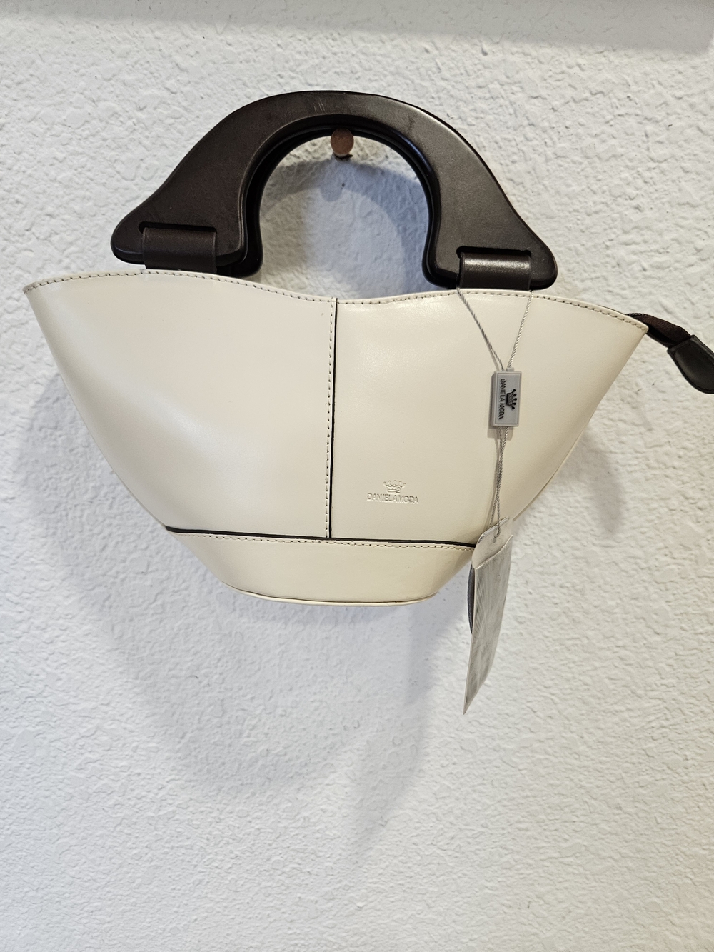 Daniela Moda Cream Leather Boat Handbag with Wooden Top Handles/crossbody